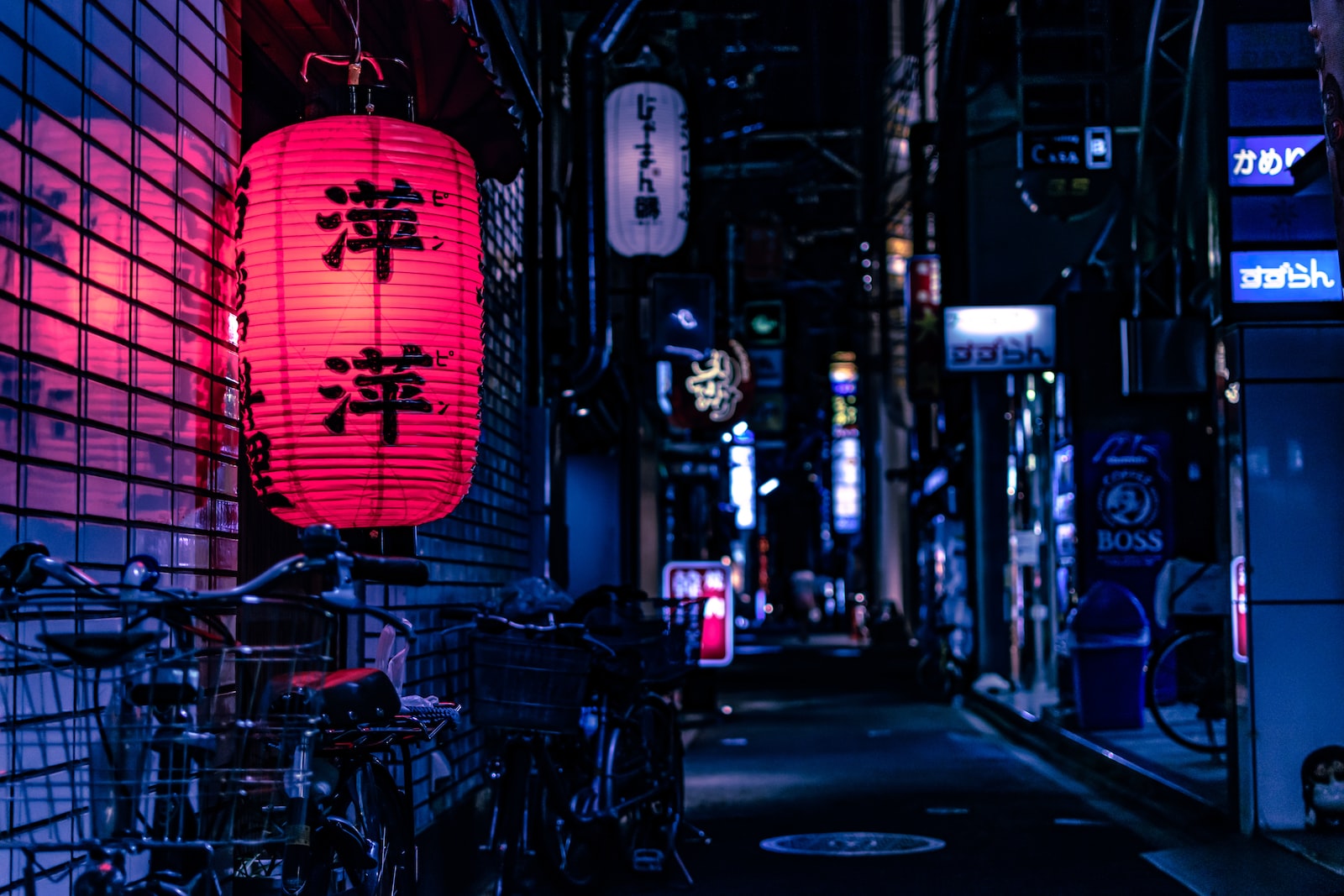 Bank Of Japan, En Sonki CBDC Testini Duyurdu 1 Japanese lantern over city bike at nighttime
