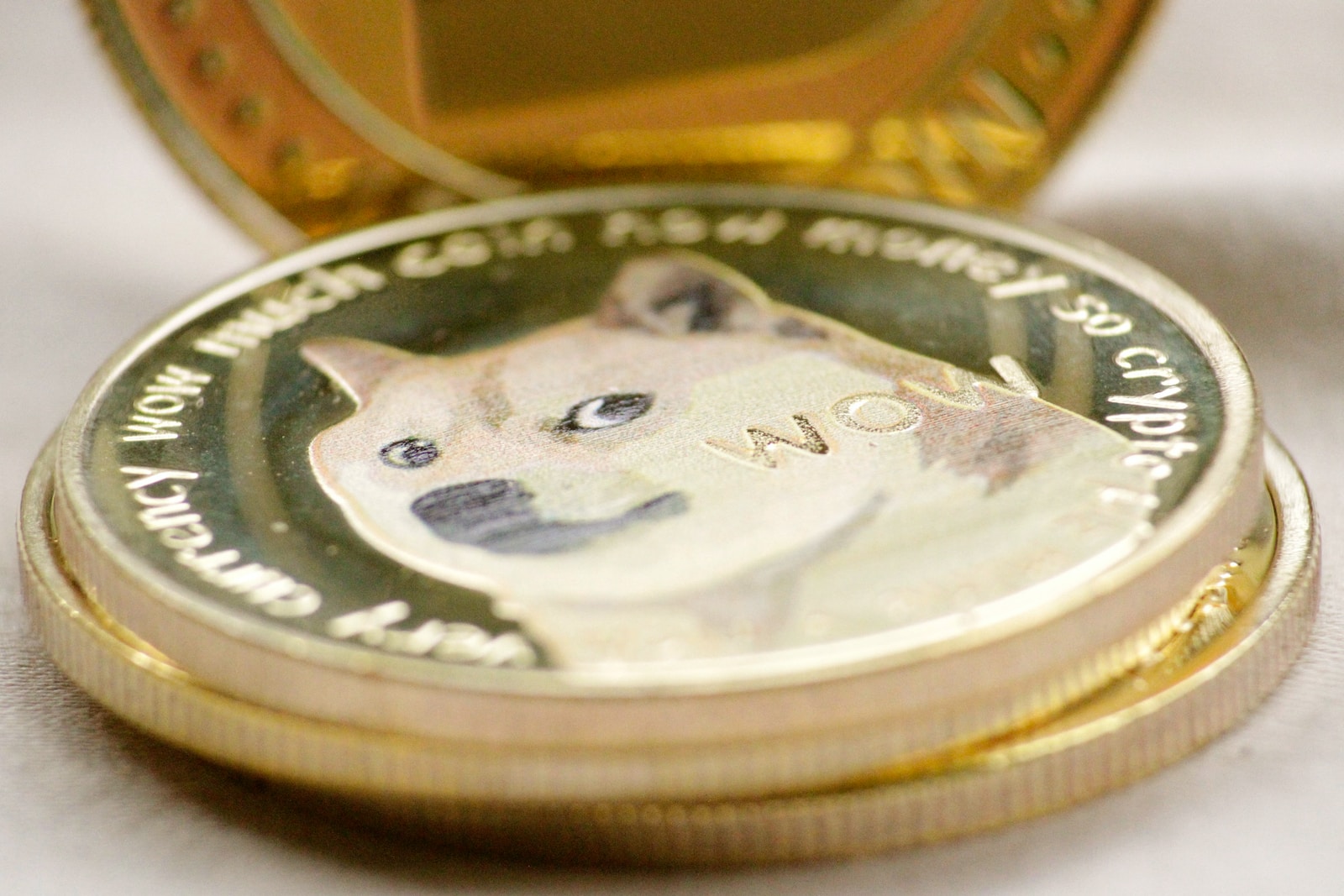 Twitter'ın Eski Logoya Dönmesiyle Dogecoin Fiyatında Sert Düşüş! 2 silver round coin on brown wooden table