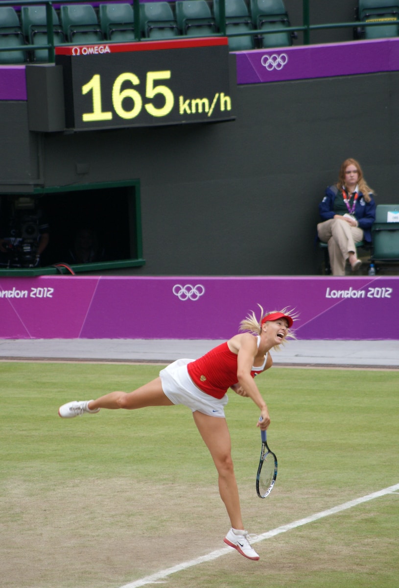 Wimbledon, 2023 Şampiyonası için Rus ve Belaruslu oyunculara uygulanan yasağı kaldırdı 2 woman playing tennis