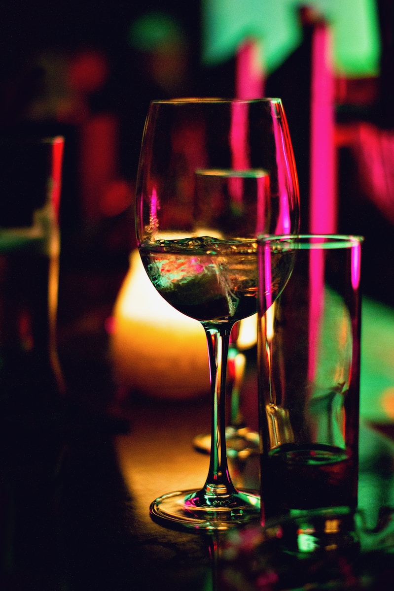 Limon Kolonyası İçersek Ne Olur? 9 half filled wine glass beside half empty clear pint glass